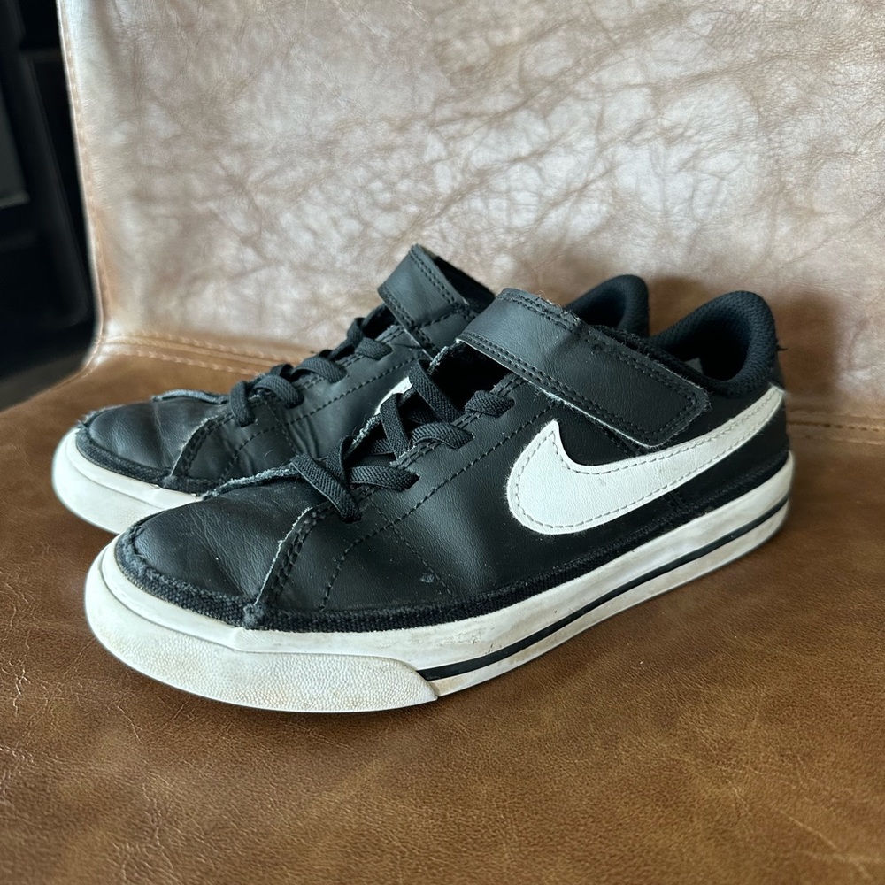 Boys size 1Y Nike sneakers.